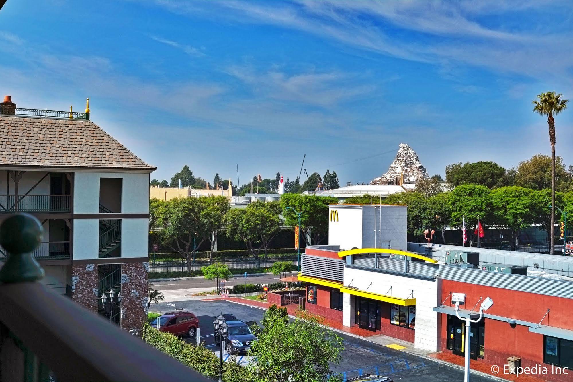 Anaheim Camelot Inn & Suites Exterior photo