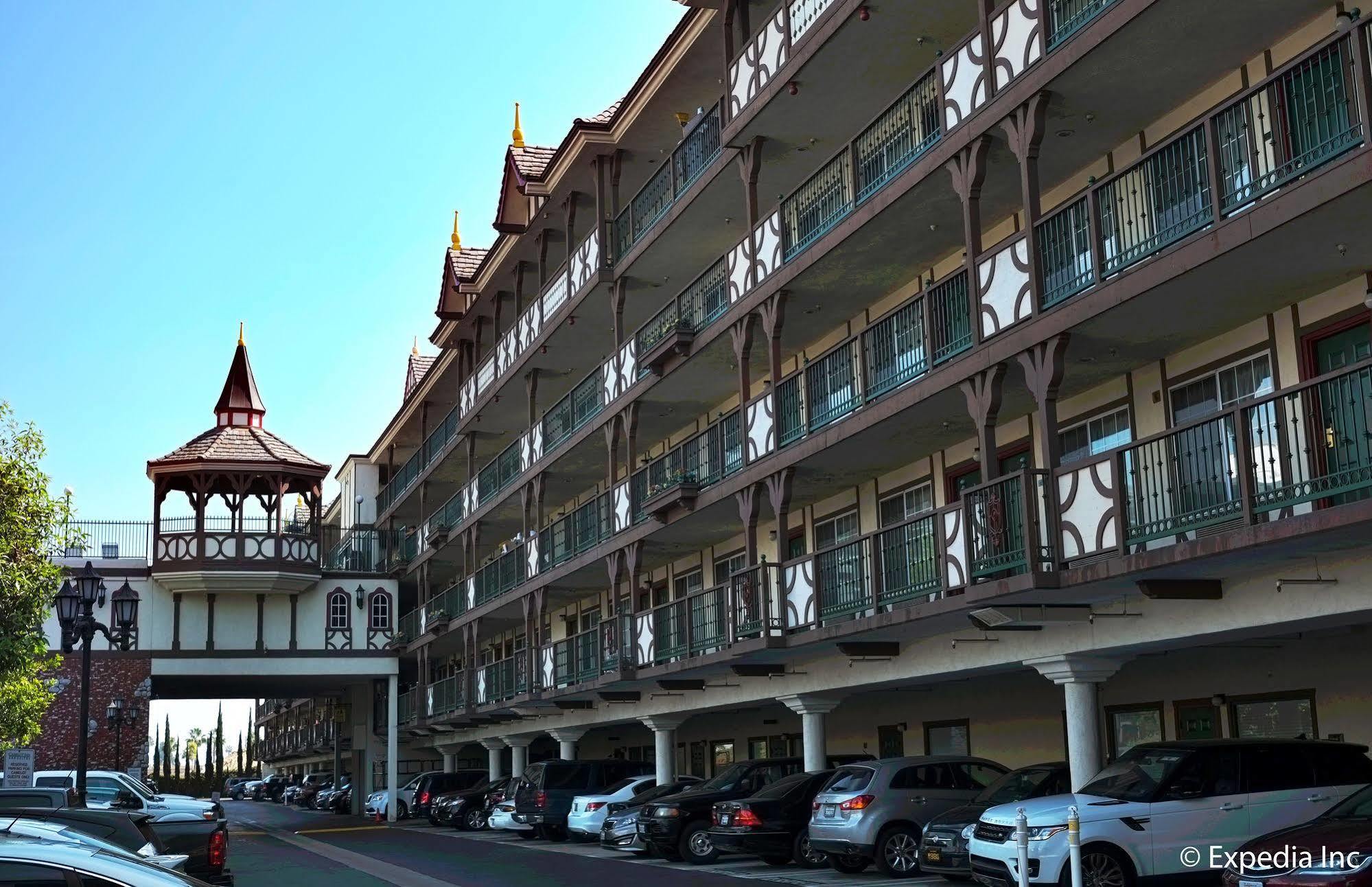 Anaheim Camelot Inn & Suites Exterior photo