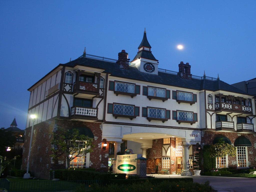 Anaheim Camelot Inn & Suites Exterior photo