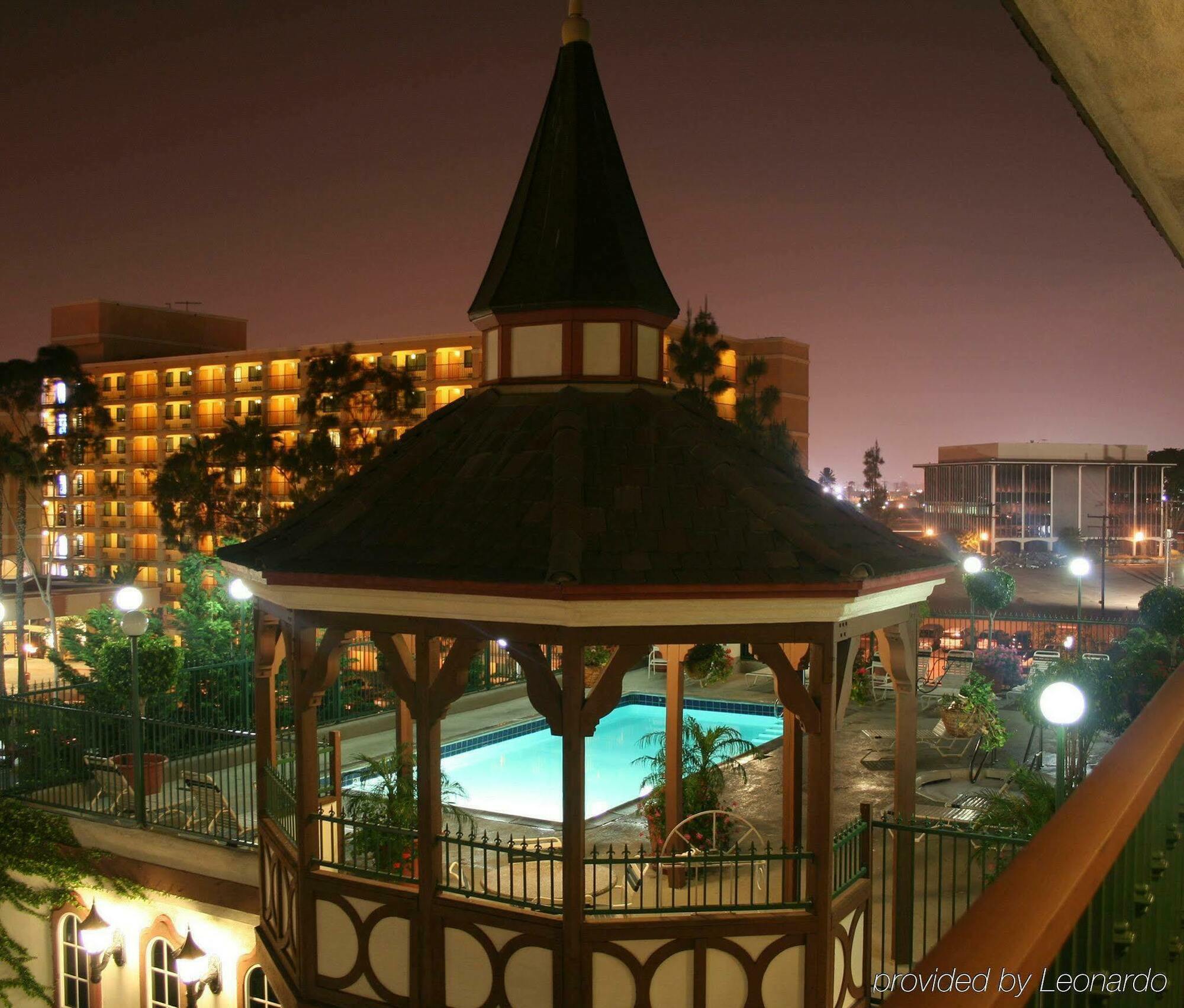 Anaheim Camelot Inn & Suites Exterior photo